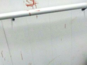 Vítima deixou rastro de sangue por onde passou (Foto: PM/Divulgação)