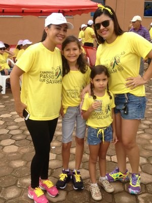 Michela, com a filha Amanda e as amigas sabem da importância da caminhada (Foto: Larissa Matarésio/G1)