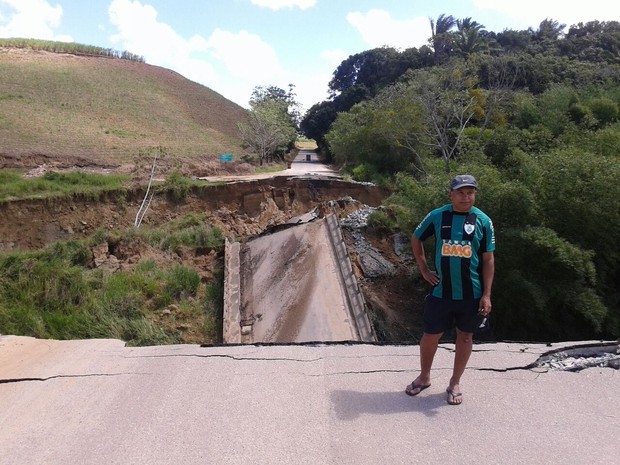 Morador do município diz que situação da ponte já estava ruim desde as enchentes de 2010 (Foto: Waldson Costa/G1)