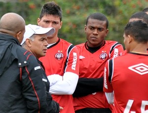 Técnico Jorginho conversa com grupo do Atlético-PR (Foto: Gustavo Oliveira/Site Oficial do Atlético-PR)
