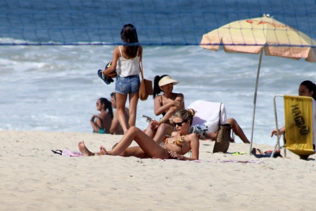 Yasmin Brunet na praia (Foto: Dilson Silva/ AG. News)