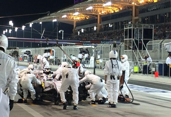 Mecânicos da Williams durante pit stop de Felipe Massa no Bahrein (Foto: Divulgação )