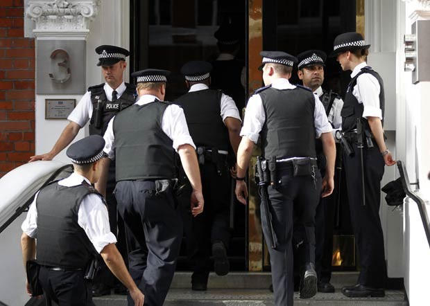 Policiais cercam o prédio da Embaixada do Equador em Londres nesta quinta-feira (16) (Foto: AP)