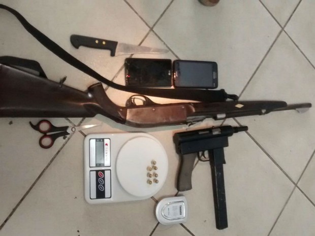 Policiais encontraram armas, balança de precisão e equipamentos para embalar drogas na casa do criminoso (Foto: Divulgação / Polícia Civil)