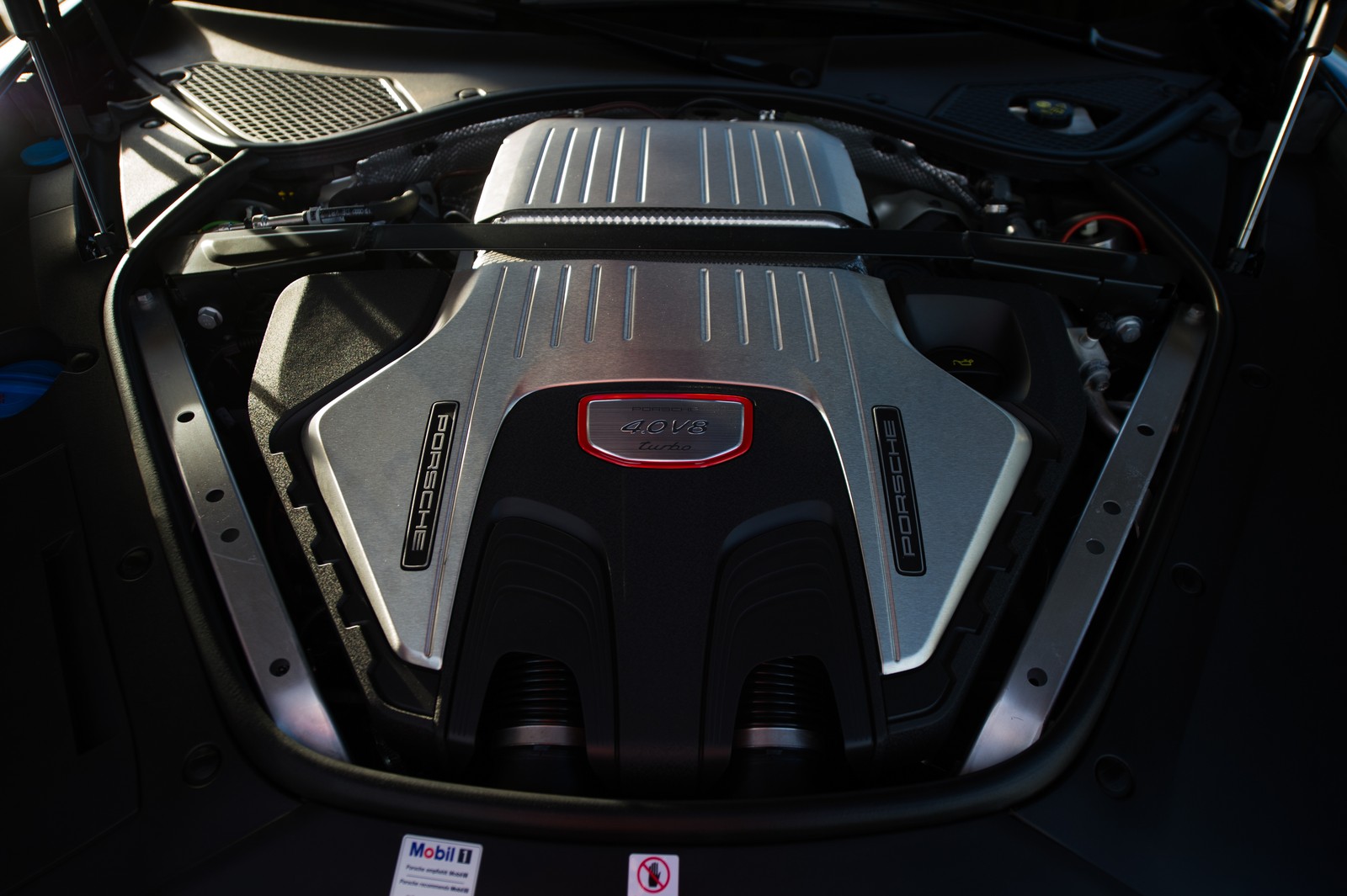 Motor V8 do Porsche Panamera desenvolve 550 cv (Foto: Divulgação/Porsche)