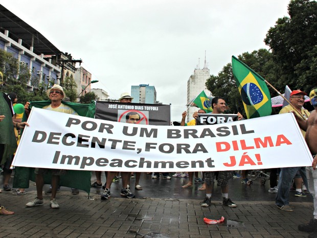 Manifestantes se concentraram no Centro de Manaus no início do dia  (Foto: Sérgio Rodrigues/G1 AM)