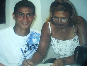 Assinatura do primeiro contrato com Santos (Foto: Arquivo Pessoal)