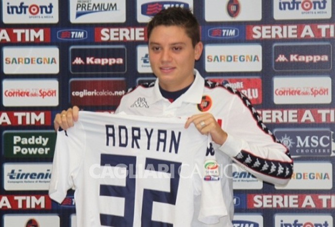 Adryan assina contrato Cagliari (Foto: Site Oficial Cagliari)