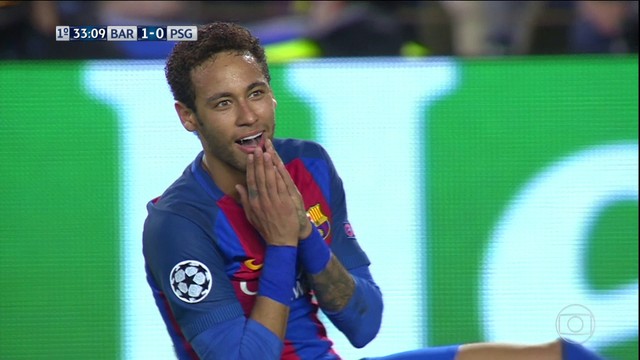 <p>
 Iniesta faz a enfiada para Neymar na &aacute;rea, o brasileiro cai na disputa com Meunier, mas o &aacute;rbitro manda o lance seguir. O brasileiro fica inconformado.</p>
