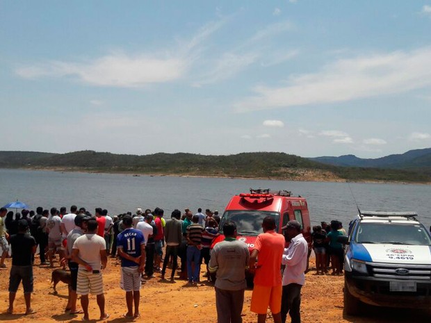Bombeiros fazem buscam por desaparecidos após canoa afundar em Rio de Contas, na Bahia (Foto: Polícia Militar / Divulgação)