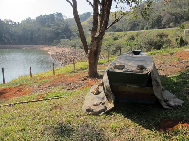 Barco fora da água após Represa de Nazaré Paulista baixar por causa da estiagem (Foto: Isabela Leite/G1)