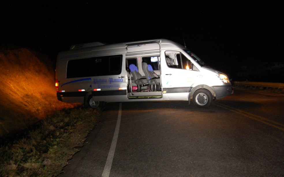 Van foi abordada por criminosos e abandonada na pista, na BA-130 (Foto: Blog Agmar Rios)
