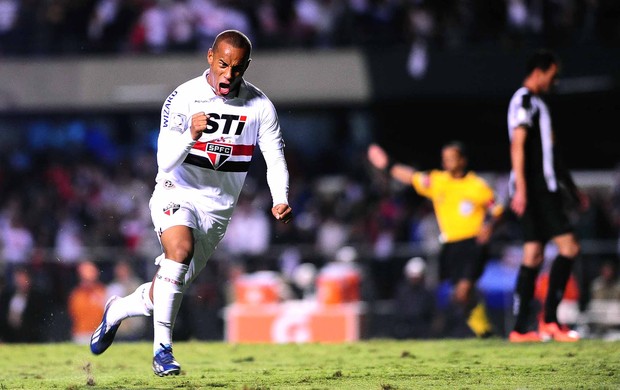 Ademilson comemora gol sobre o Atletico-MG (Foto: Marcos Ribolli / globoesporte.com)