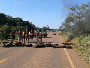 Indígenas interditam trecho da BR-163 (Foto: Assessoria/ PRF-MT)