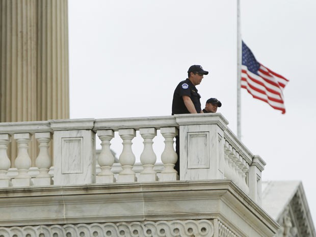 Polícia do Capitólio patrulha o prédio nesta terça-feira (16) na capital americana, Washington (Foto: Reuters)