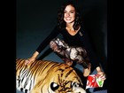 Isis Valverde publica imagem dando leite para um tigre