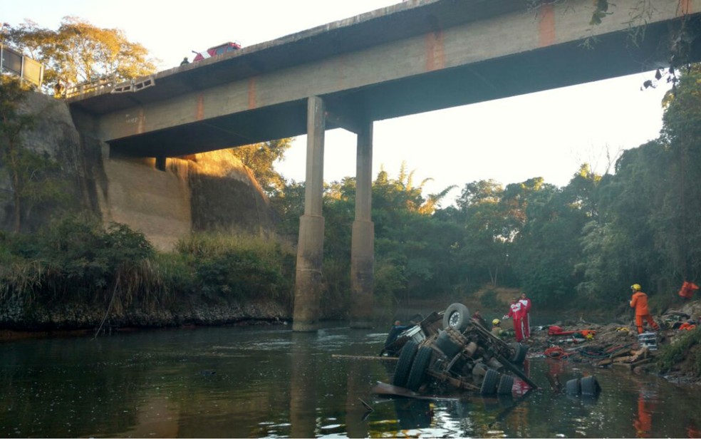 Homens que estavam no caminhão são resgatados pelos bombeiros (Foto: CBMDF/Divulgação)