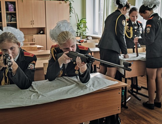 Garotas aprendem a montar, carregar e atirar com rifles numa escola para cadetes em Moscou. A cultura militar é exaltada entre parte da juventude russa (Foto: Yuri Kozyrev / NOOR)