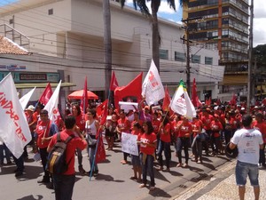 Manifestantes fazem ato em favor da Petrobras em Cuiabá (Foto: Nathália Lorentz/ G1)