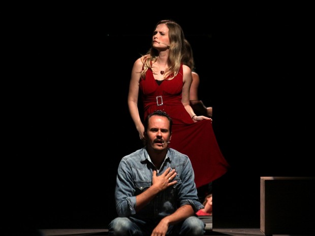 Fernanda Rodrigues e Paulo Vilhena em peça em Angra dos Reis, no Rio (Foto: Felipe Assumpção/ Ag. News)