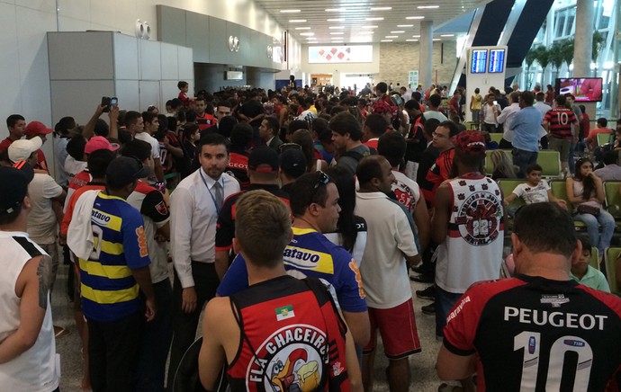 Torcida do Flamengo - aeroporto Natal (Foto: Jocaff Souza/GloboEsporte.com)