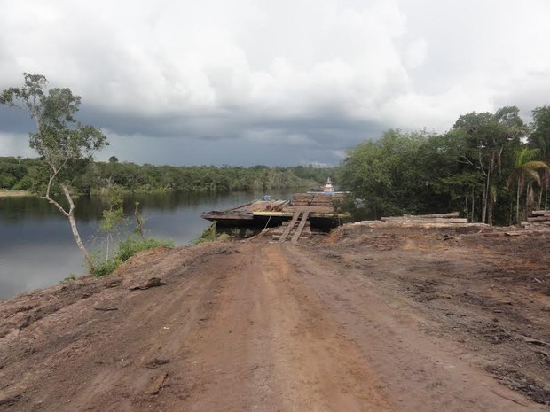 Segundo o Ibama, por para embarque de madeira não tinha licença e danificou grande área às margens do rio Aruanã (Foto: Divulgação/ Ascom Ibama)