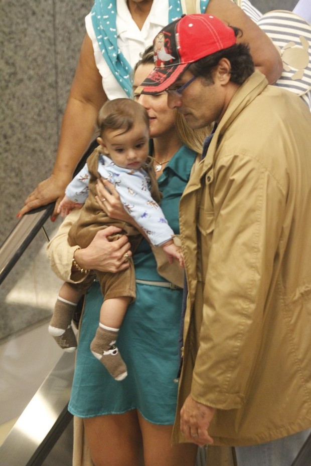 Luciano Zafir com seu filho e namorada no Shopping (Foto: Marcos Ferreira / photo rio news)