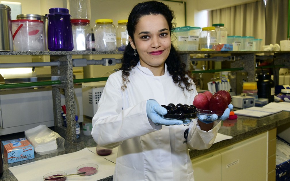 A pesquisadora Ângela Giovana Batista na Faculdade de Engenharia de Alimentos da Unicamp  (Foto: Antonio Scarpinetti – Unicamp)