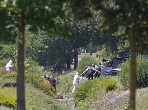 Investigadores e policiais trabalham em uma usina de gás onde pelo menos duas pessoas ficaram feridas após um atentado em Saint-Quentin-Fallavier, na França. A cabeça de um homem decapitado, com inscrições em árabe, foi encontrada próxima ao local (Foto: Emmanuel Foudrot/Reuters) Investigadores e policiais trabalham em uma usina de gás onde pelo menos duas pessoas ficaram feridas após um atentado em Saint-Quentin-Fallavier, na França. A cabeça de um homem decapitado, com inscrições em árabe, foi encontrada próxima ao local (Foto: Emmanuel Foudrot/Reuters)
