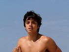 Rodrigo Simas, o Leandro de 'Fina Estampa', corre em praia do Rio
