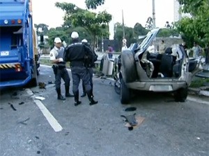 Caminhão de lixo invadiu a contramão e atingiu carro onde estava Bruna e Vanuza, na rodovia Raposo Tavares em São Paulo (Foto: Reprodução/TV Globo)