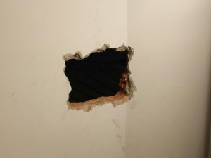 Bandidos entraram por um buraco na parede (Foto: PM/Divulgação)