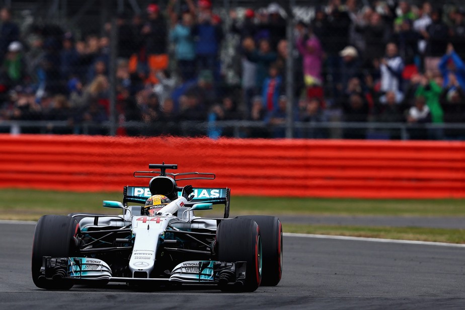 Hamilton faz quinta pole na Inglaterra e iguala recorde histórico de Jim Clark