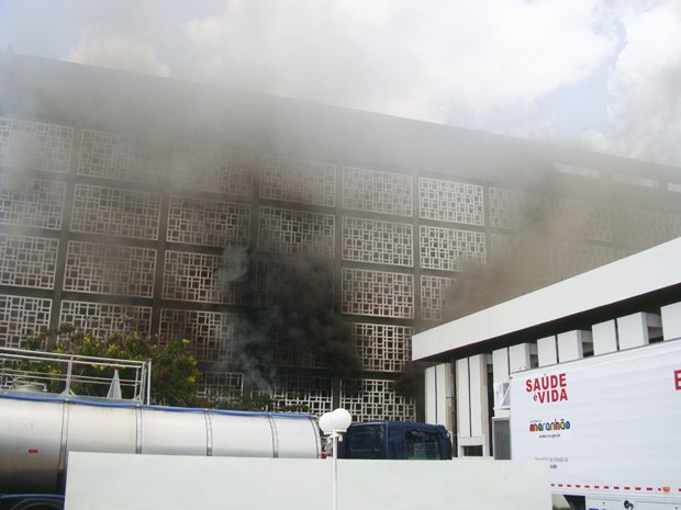 Incêndio no Hospital Carlos Macieira teve início por volta das 10h desta segunda-feira (13) (Foto: Igor Almeida/G1)