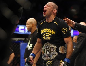 Renan Barão com cinturão dos pesos-galos do UFC (Foto: AP)