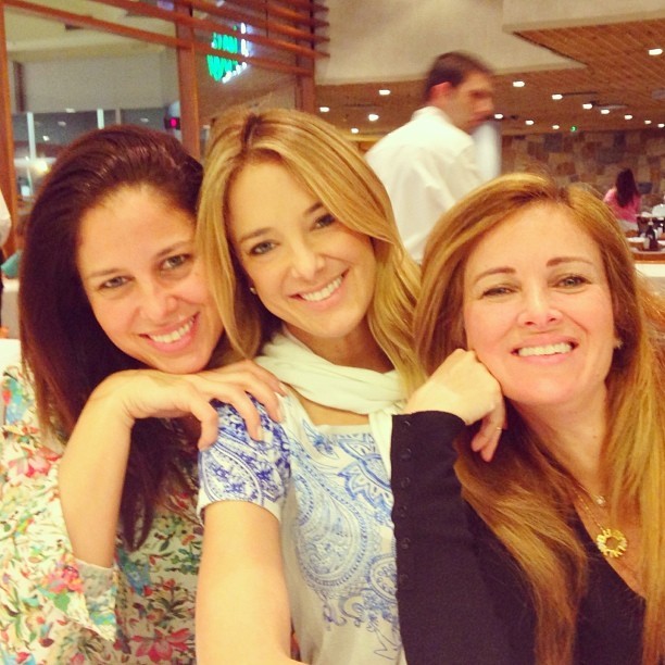 Ticiane Pinheiro com as irmãs (Foto: Reprodução/Instagram)
