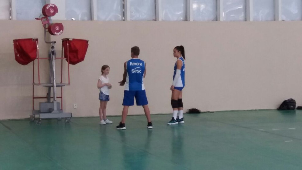 Pequena Vitória foi ao treino do Rio ao lado do pai, Bernardinho (Foto: João Gabriel Rodrigues)