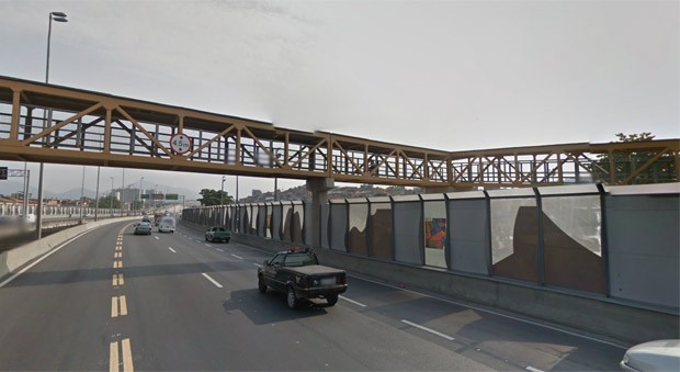 Passarela sobre a Linha Amarela é vista em imagem do Google Street View, antes do acidente que a derrubou sobre as vias (Foto: Reprodução/Google Street View)