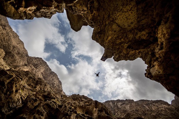 Vista de um dos competidores durante os saltos do penhasco (Foto: Dean Treml/Red Bull/AFP)