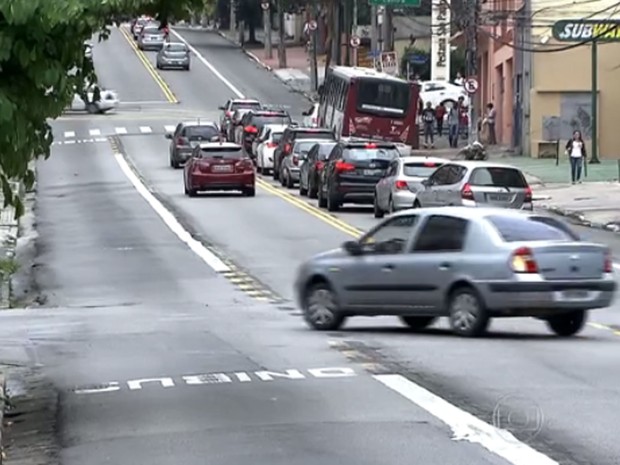 Carros entram na faixa que virou contramão no sentido Centro da Avenida Brigadeiro Luís Antonio (Foto: TV Globo/Reprodução)