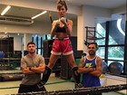 Sabrina Sato mostra equilíbrio ao lado de personal trainer