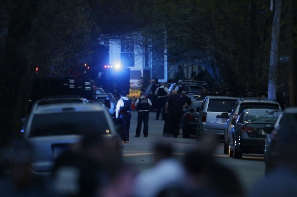 Movimentação policial  na rua Franklin, em Watertown, região metropolitana de Boston (Foto: Matt Rourke/AP)