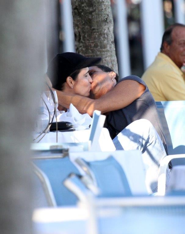 EGO Malu Mader e o marido, Tony Bellotto, trocam beijos no Rio notícias de Famosos EGO Malu Mader e o marido, Tony Bellotto, trocam beijos no Rio notícias de Famosos