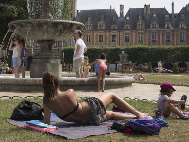 Pessoas aproveitam sol na Place des Vosges, em Paris, na França, nesta sexta-feira (3), em meio a onda de calor (Foto: Reuters/Philippe Wojazer)