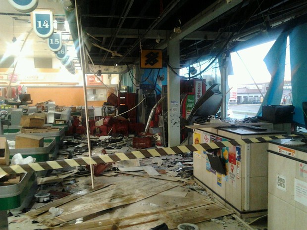 Área onde ficam os caixas ficou totalmente destruída  (Foto: Divulgação/ Guarda Civil de Botucatu)