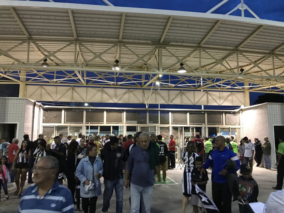 Entrada foi liberada na Leste após problema nas catracas (Foto: Leandro Silva)