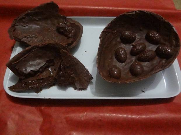 Trufa de cupuaçu confere cremosidade à casquinha de chocolate. A opção é para quem não abre mão do ovo de Páscoa mais tradicional. (Foto: Luana Laboissiere/G1)