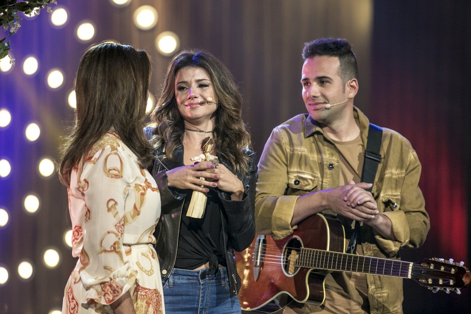 Paula Fernandes não segura emoção ao assistir família cantar em homenagem