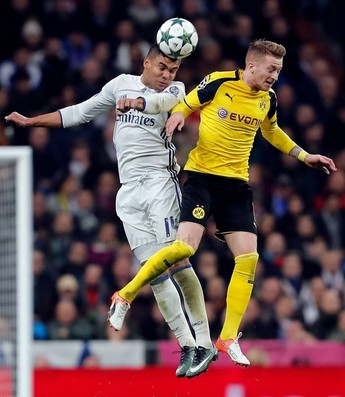 Casemiro marca Reus no duelo entre Real Madrid e Borussia Dortmund (Foto: Ángel Martínez / Real Madrid) Casemiro marca Reus no duelo entre Real Madrid e Borussia Dortmund (Foto: Ángel Martínez / Real Madrid)