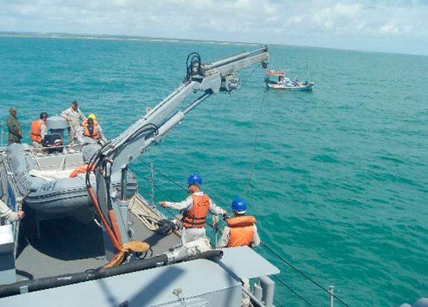 Navio-patrulha Grajaú, da Marinha do Brasil, realiza buscas pelo barco desaparecido (Foto: Divulgação/Marinha)
